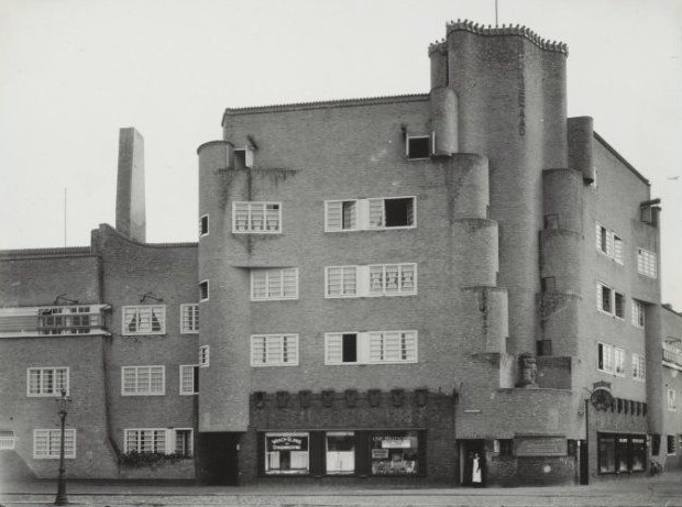 Housing block of De Dageraad on the corner of Pieter Lodewijk Takstraat, by architect P.L. Kramer, completed in 1923