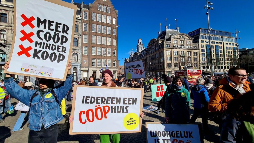 Demonstration with signs: Meer coöp, minder koop and Iedereen een coophuis