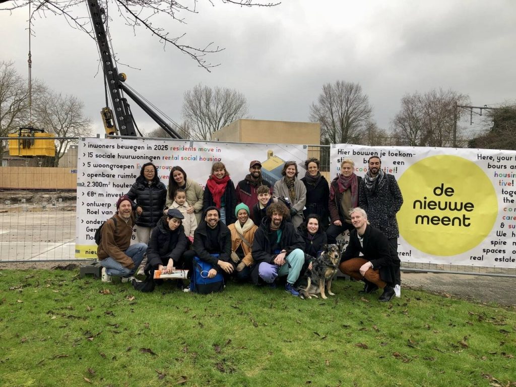Members on the empty plot with a de Nieuwe Meent banner
