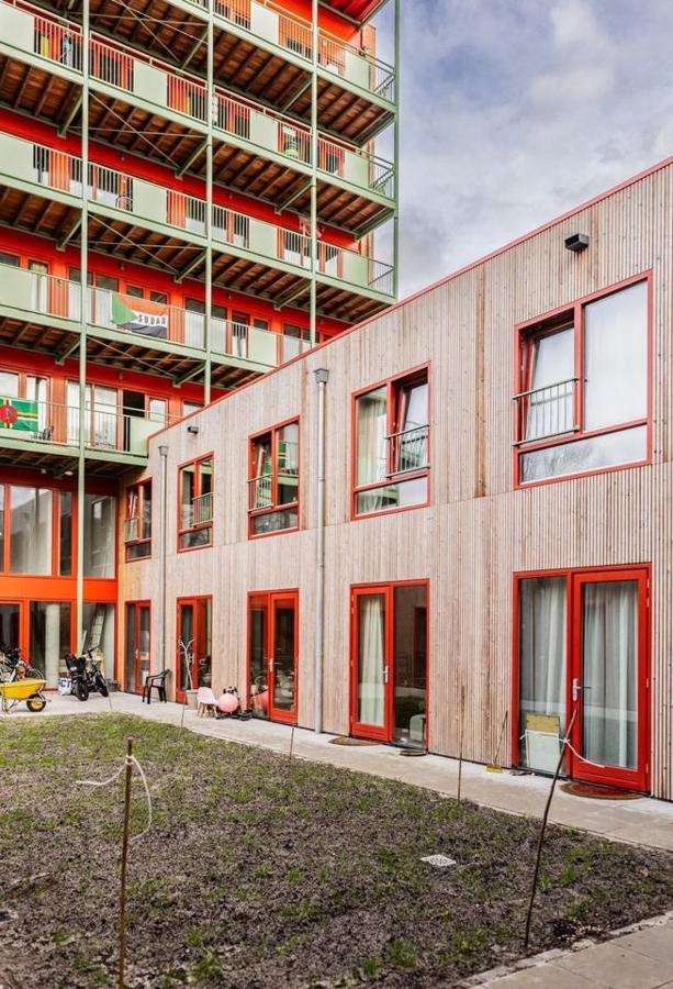 Het Parool: Wooncoöperatie de Nieuwe Meent is activistisch en radicaal democratisch – met een sympathieke architectuur